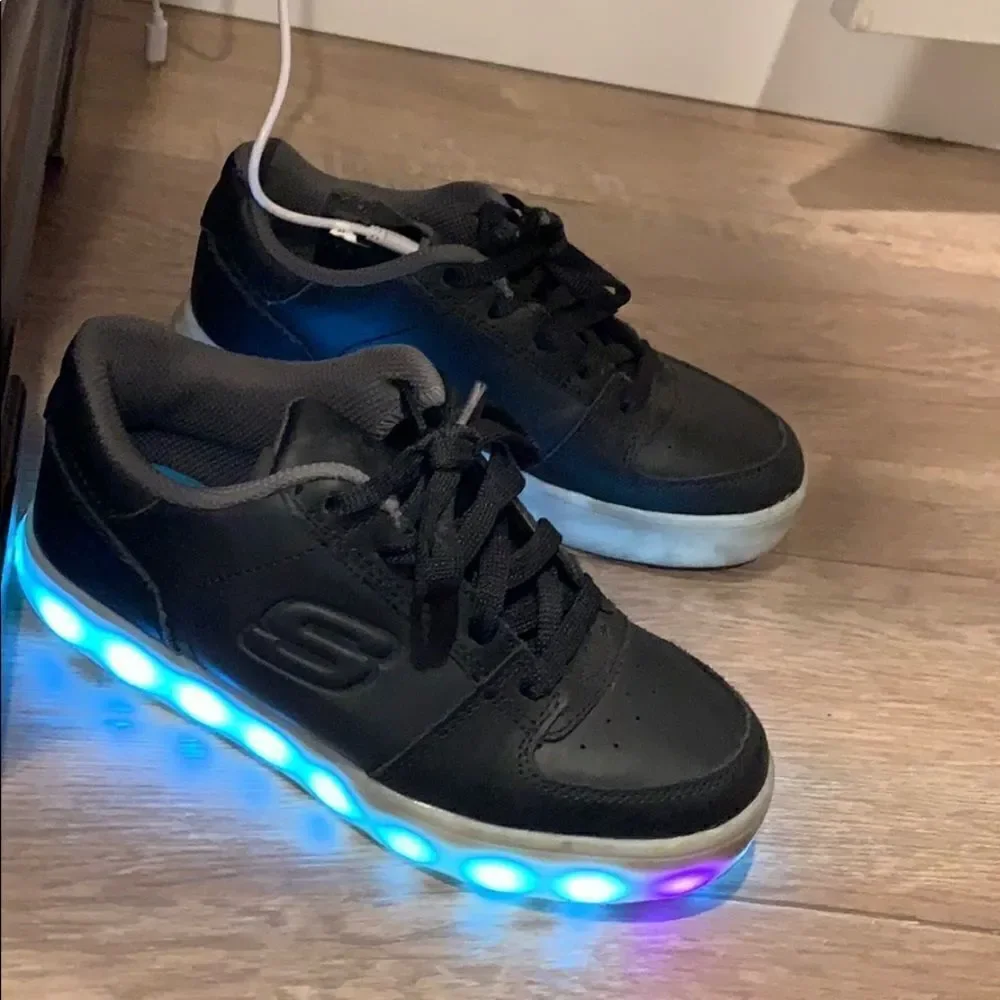 Skechers lights flash